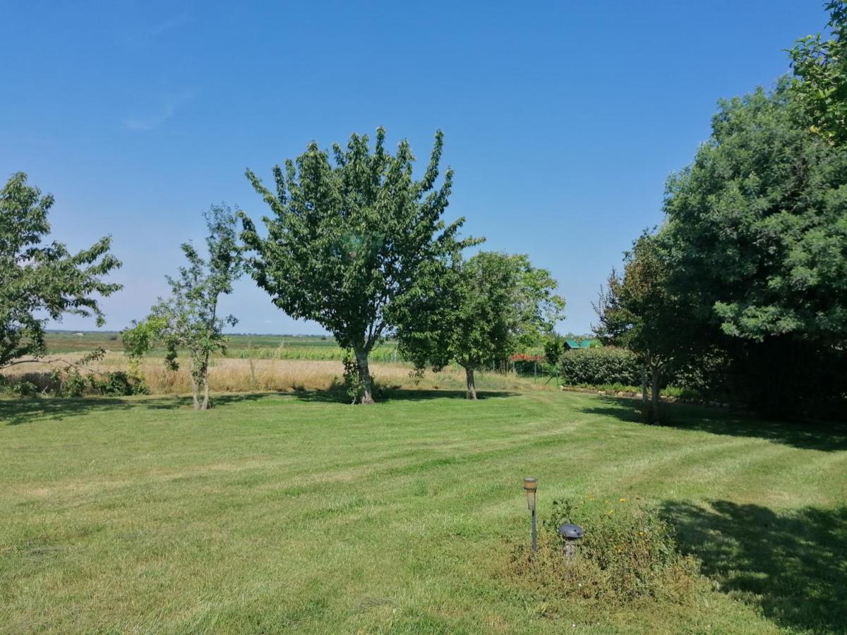 Nuit Au Calme Saint-Bonnet-sur-Gironde Exteriör bild